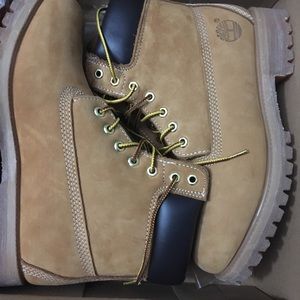 $120 NWB MEN TIMBERLAND BOOTS SIZE 9.